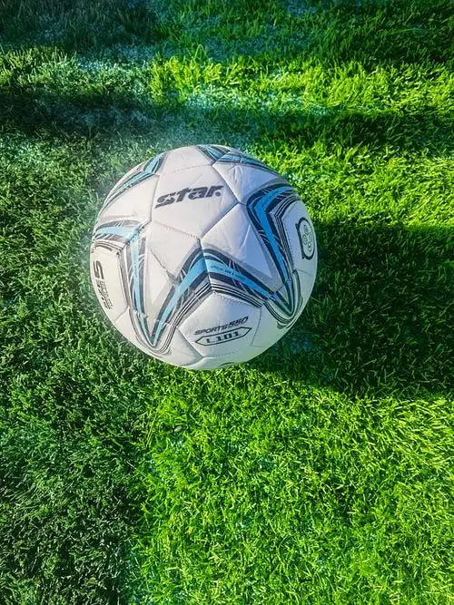 足球爱好者观赛增趣